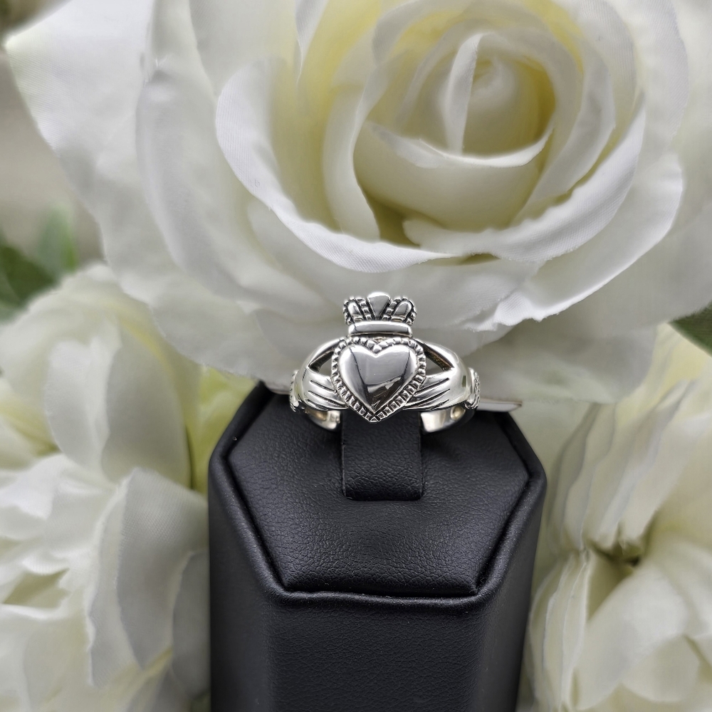 🥰 LAVISH CLADDAGH RING - Picture 5 of 5